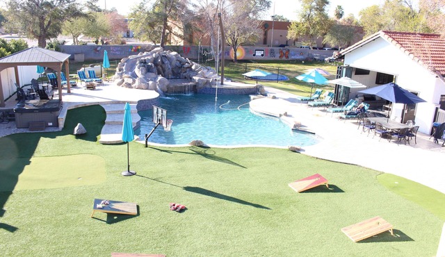 Huge Heated Pool, Rope Swing, Slide, Spa, pickle ball on 1 acre!