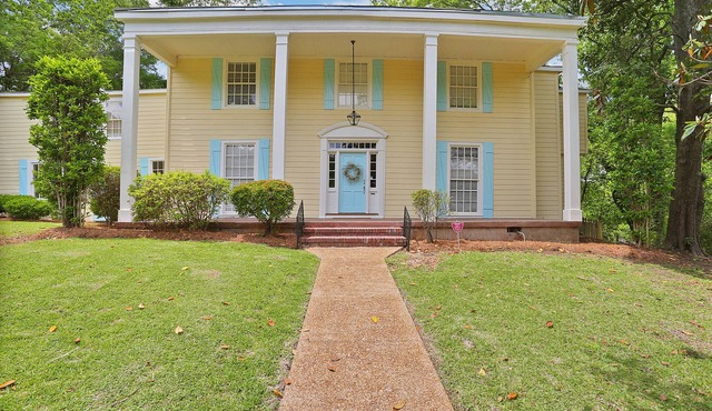 Huge Historic 4BR House w/ Patio, sleeps 12