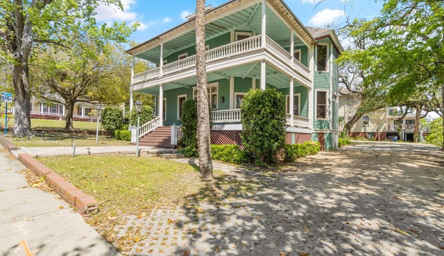 Huge Historical Mansion for Groups Downtown Pensacola 1 Block from Palafox St
