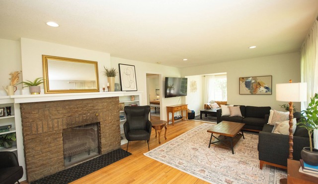 Huge home 1 Mile from Drake/Downtown Sleeps up to 15 guests