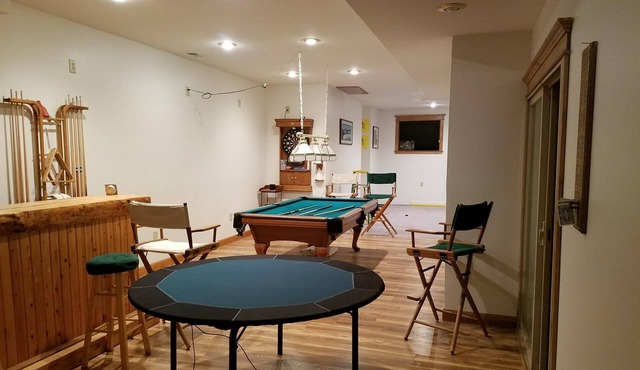 Huge Home, Beds For 16, Centrally Located, Between Both Town and State Parks