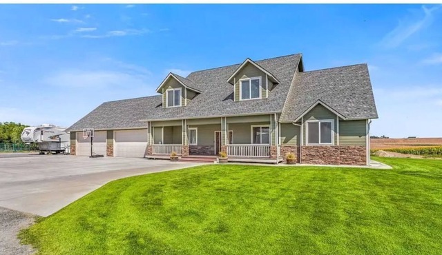 Huge Home by lake w/Hot tub & parking for lg rigs