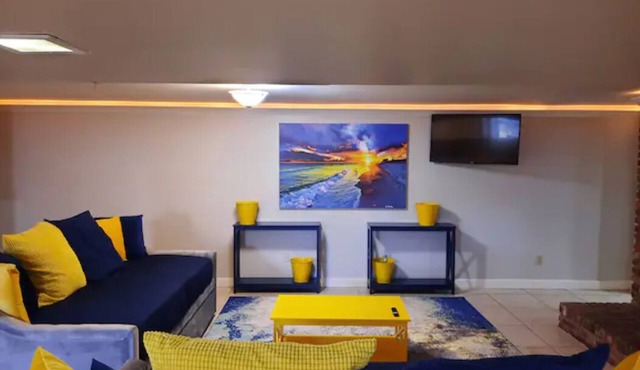 Huge Home Close to Attractions Sleeps 20+