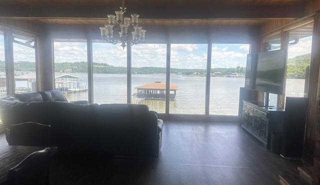 Huge Home-EVENTS WELCOME-Private Boat Ramp-Big Backyard-Perfect For Big Groups