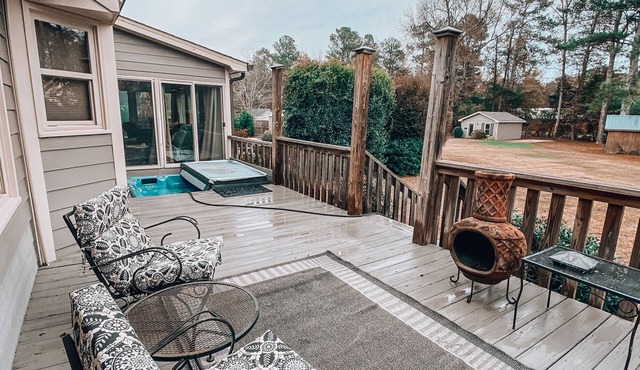 Huge Home, Fire Pit, Hot Tub, New Weber Grill, 2 min from Kroger, 2 Living rooms