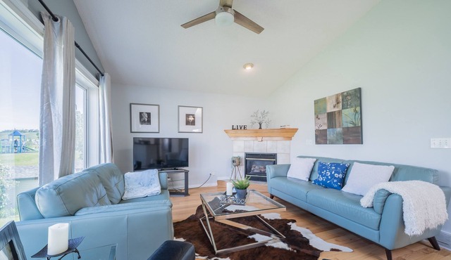 Huge Home for your group! Mins to Airport!