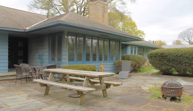 Huge Home - Heart of Town w Space for Everyone