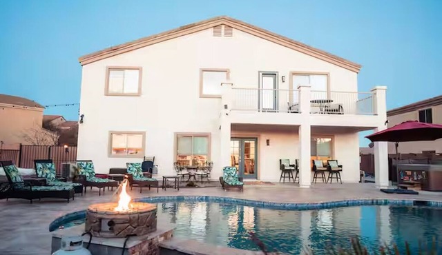 Huge Home - Heated Pool - Beautiful Backyard Oasis