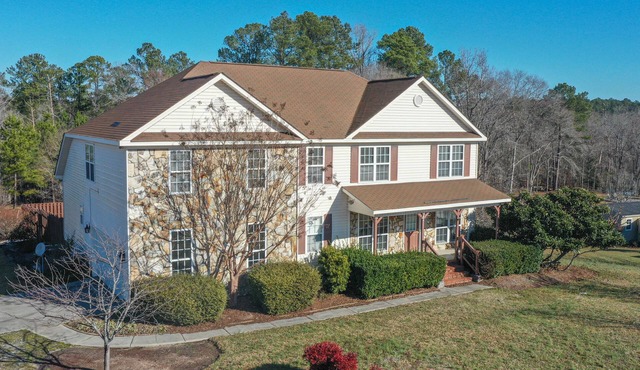 HUGE HOME ON LAKEFRONT W/DEEPWATER DOCK! nnFamily, pet, and kid friendly!