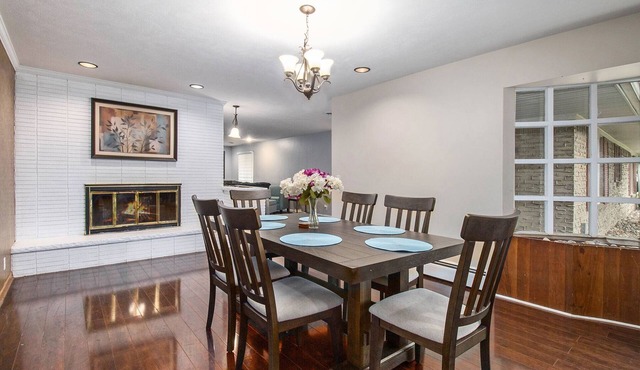 HUGE Home Sleeps 10 w/Garage - 5 Min to Airport/Capitol/Food 10 Min to MSU