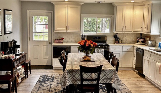 Huge home, sleeps 12, Newly remodeled, perfect for large groups NO PROM PARTIES