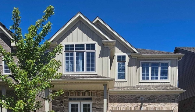 Huge Home/Sleeps 16+/Family Feast/Reunions/Events/Weddings/Main floor Bedroom