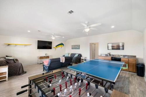 Huge Home With Game Room, Large Deck and Bunk Room