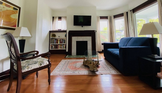 HUGE HOUSE for Groups! Plenty of parking, quiet and safe area