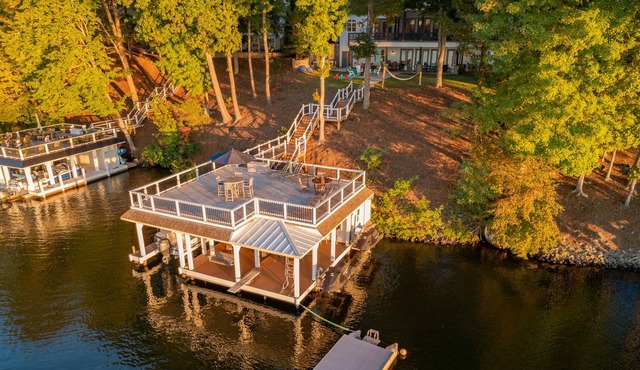 Huge House /Huge Water! Big Sunroom, movie rm, 2level boathouse, outdoor kitch