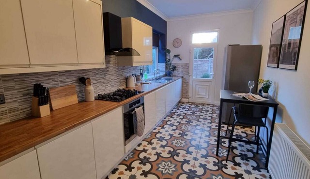 Huge House in Leeds 6BR sleeps13