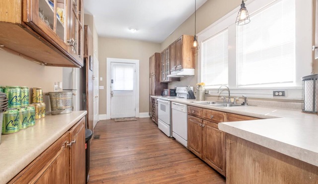Huge House in Uptown w/Billiards Room and Hot Tub