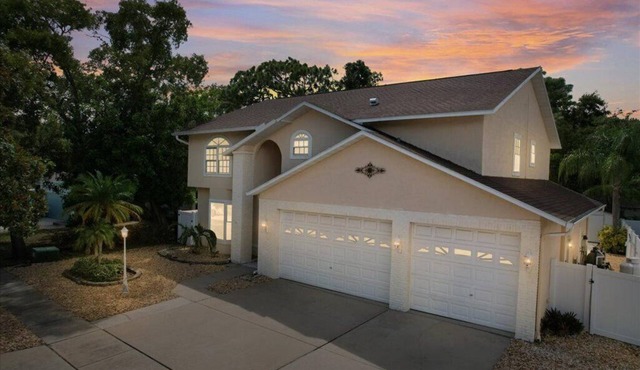 Huge house, lovely and spacious with private pool