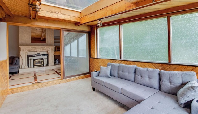 Huge house near bluffers park and beach, 25 minutes to Toronto downtown.