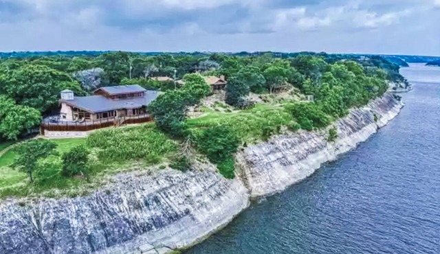 HUGE house on Lake Whitney-Gorgeous views with lake access