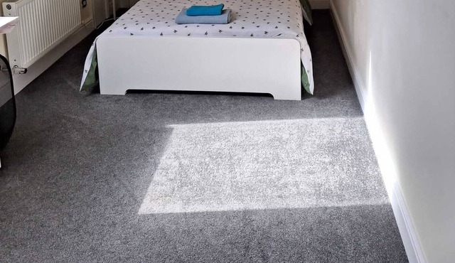 HUGE HOUSE - SLEEPS 18.