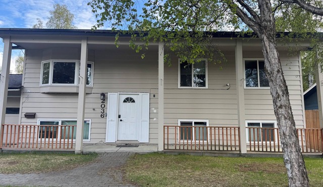 Huge house w/5 Bedrooms with large Deck in Anchorage by Airport!