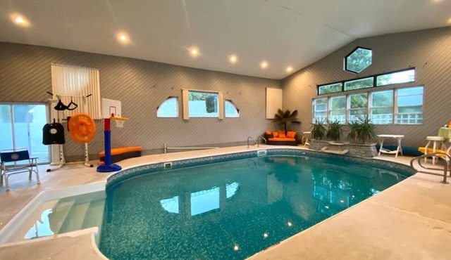 Huge house w/Indoor pool, arcade, sports bar