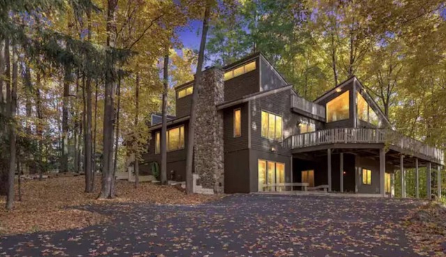 Huge House with Gaming Garage, 5 bedrooms, 11 beds
