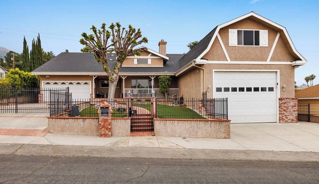Huge house with lots of extras! Close to everything!