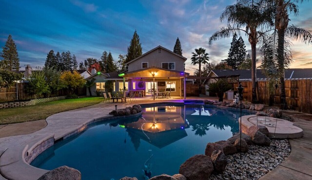 Huge House & Yard-Pool Hot Tub