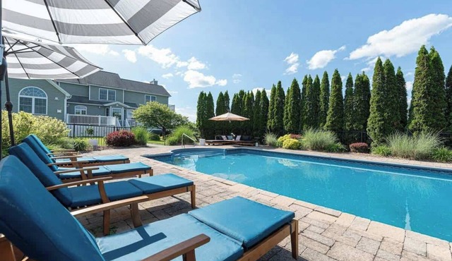 Huge HV Retreat: pool/spa/home theater/gym