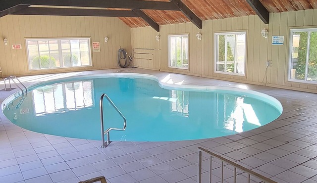 Huge Indiana Family Reunion Villa with Indoor Pool, Hot Tub, Game Rm 8 BR, 7 BA