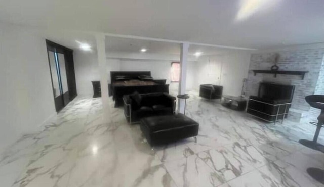 HUGE-INTOWN STUDIO SUITEw/fireplace&DbleRainShower