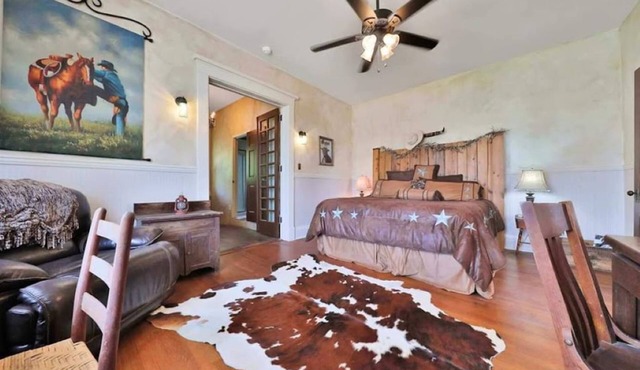 Huge King Suite with Private Bath, Hot Tub and Pool.