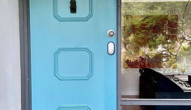 Huge LA-style home with pool and stroll to beach