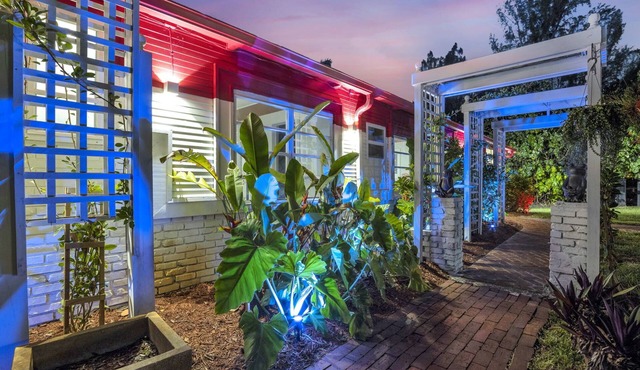 Huge Lake Compound | 7BR Private Suites|Frireplace and Entertainment!