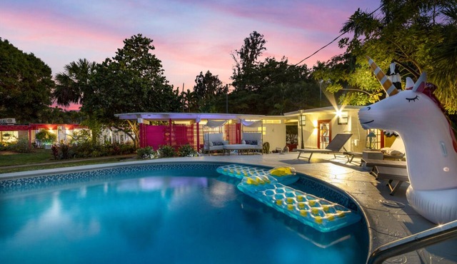 Huge Lake Compound / 7BR Private Suites,Fireplace