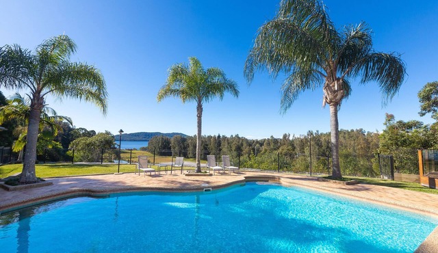 Huge Lake front property close to Blueys Beach and Seal Rocks