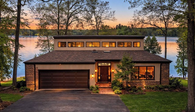 Huge Lake House! Sleeps 12. 5BR/4BA. Hot Tub + Game Room!