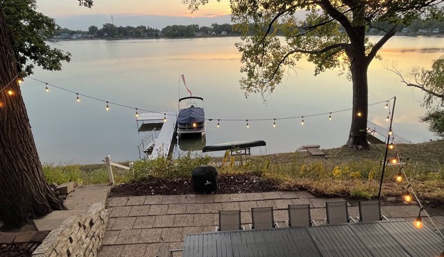 Huge Lake Retreat Spa near Lk Geneva, Wilmot, Gurnee- Swimming, Fishing, Boating