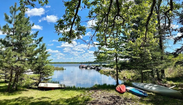 Huge Lakefront 3bd + Loft + 2 Kitchen Cabin on Recreational Bay Lake- Game Room