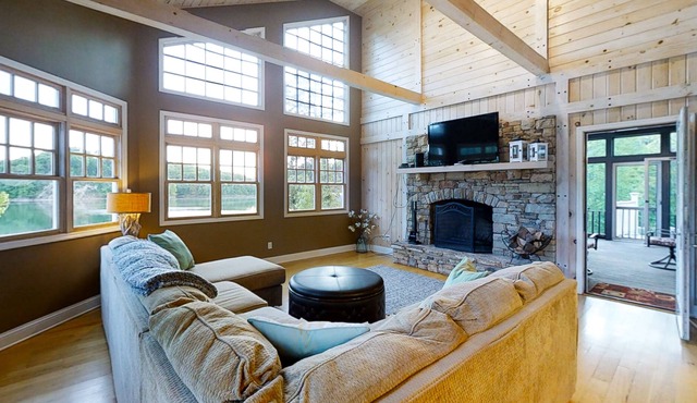 Huge lakefront home & guest house - private dock, two full kitchens & game room