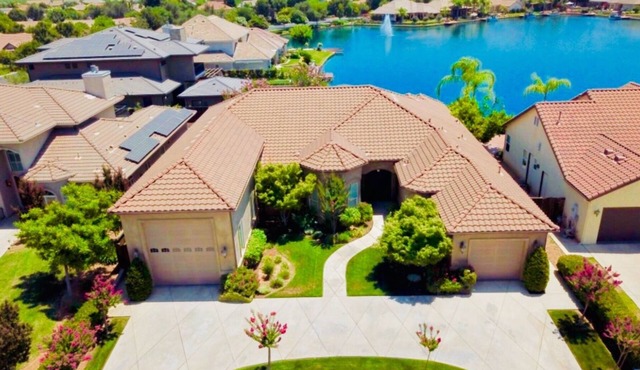 HUGE LAKEFRONT HOME . POOL. GARAGE . NATIONAL PARKS