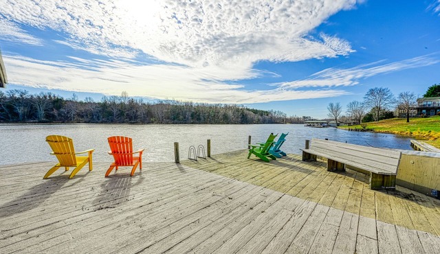 Huge lakefront home with A/C, sunroom, boat ramp, WIFI,game room, deck, & kayaks