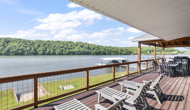 Huge Lakefront Yard, Private Dock - Amazing Views!