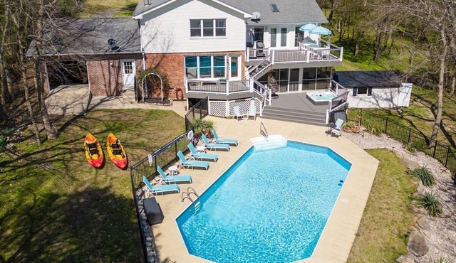 Huge Lakehouse w/Pool, Hot Tub & Fire Pit Near Nashville!