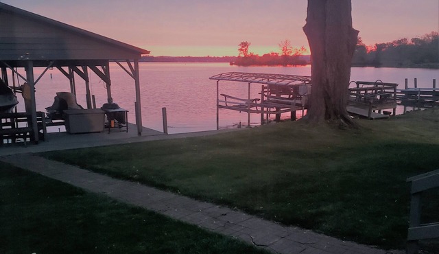 Huge Lakehouse With Spectacular Waterfront Views