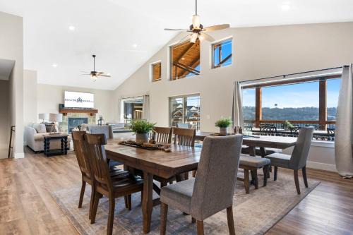 Huge Lakeview Getaway w/Fun Arcades, Ping Pong Free Silver Dollar City Tickets Community Amenities!