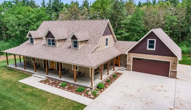 Huge Lodge in the Woods- Peaceful and private!