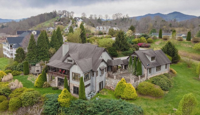 Huge Lodge on 17 Acres | Hot Tub | River Access